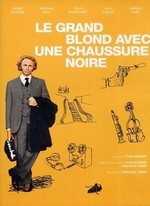 LE GRAND BLOND AVEC UNE CHAUSSURE NOIRE