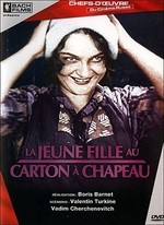LA JEUNE FILLE AU CARTON À CHAPEAU