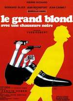 LE GRAND BLOND AVEC UNE CHAUSSURE NOIRE