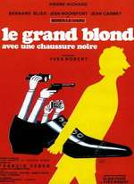 LE GRAND BLOND AVEC UNE CHAUSSURE NOIRE