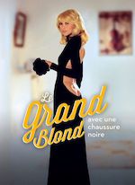 LE GRAND BLOND AVEC UNE CHAUSSURE NOIRE